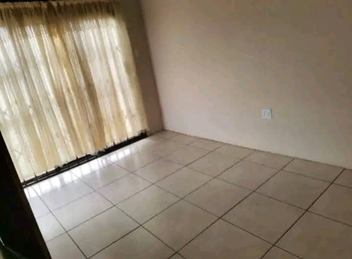 Garage available in 3rd avenue selborne for r  in Alexandra