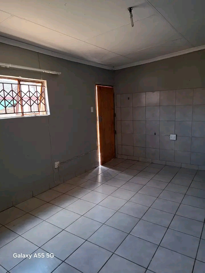 Garage room in tlamatlama section next to str  in Tembisa