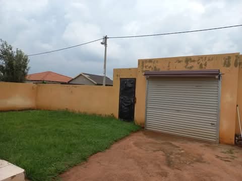 House to let available immediately
rent:r460  in Mapetla