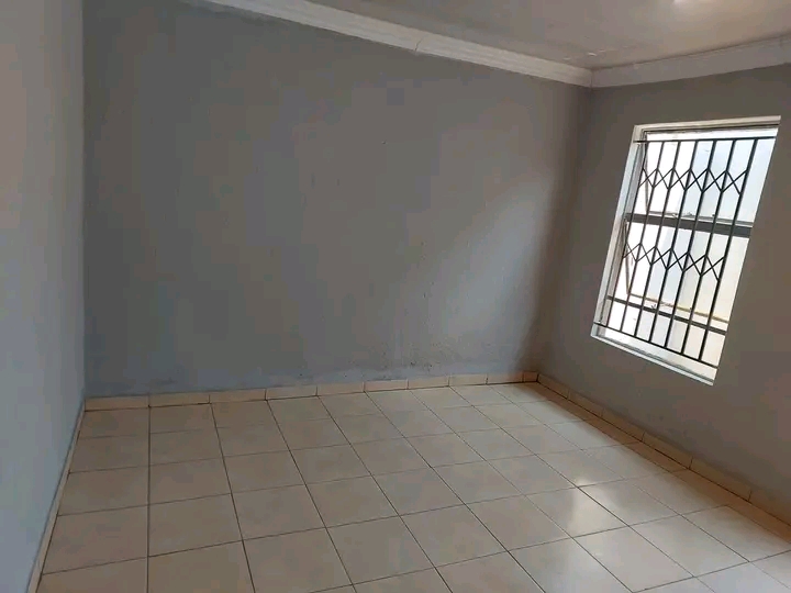 Bachelor room for rental available at mayfiel  in Daveyton