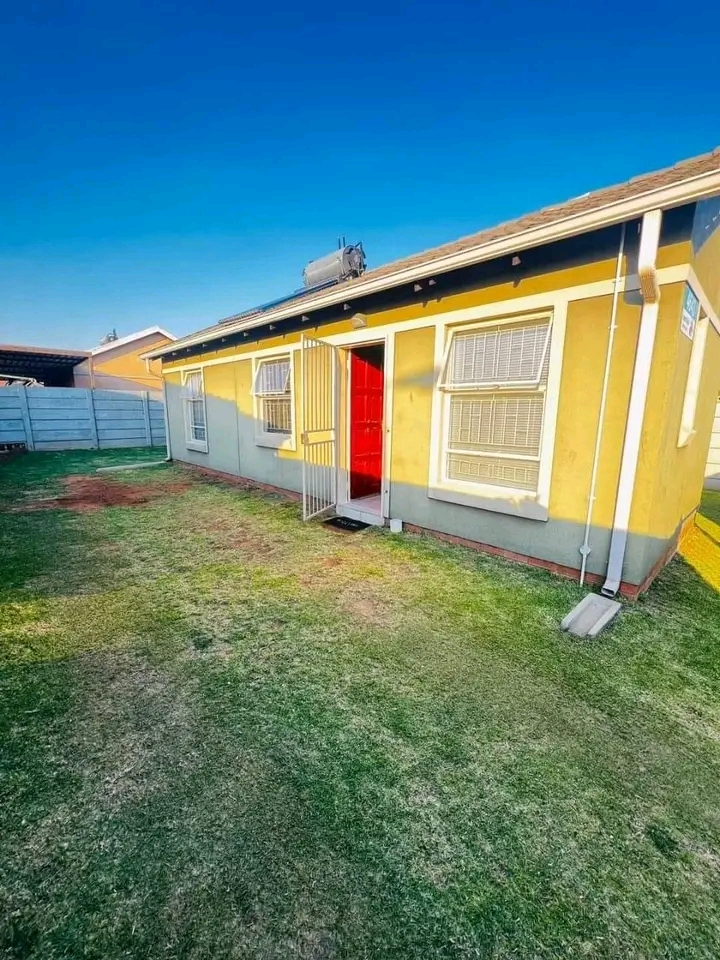 Neat & clean 3 bedroom house. 
empty & avail  in Alberton