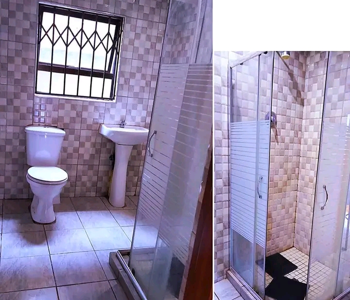 Ig spacious room to rent for r1500

:bucler  in Protea Glen
