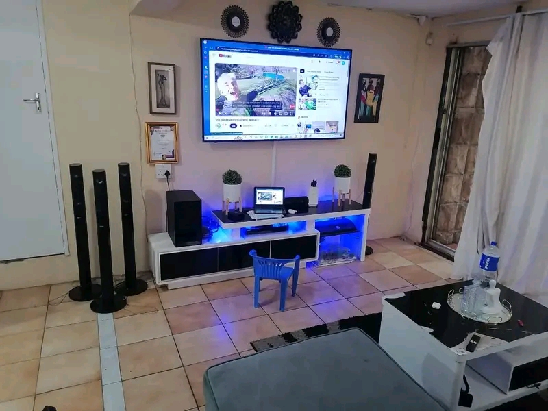 1 bedroom cottage  to let ..

 big room wit  in Kensington
