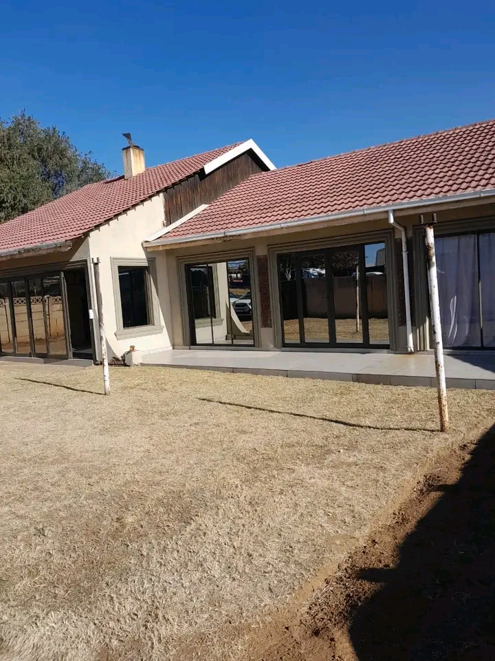 House to rent 
rent r7000(excl water)
depos  in Leondale