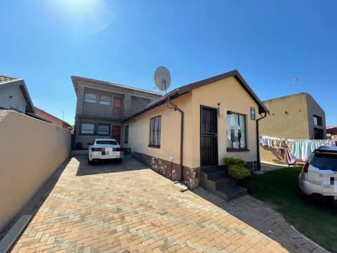 A stunning spacious bachelor with a fitted wa  in Birch Acres