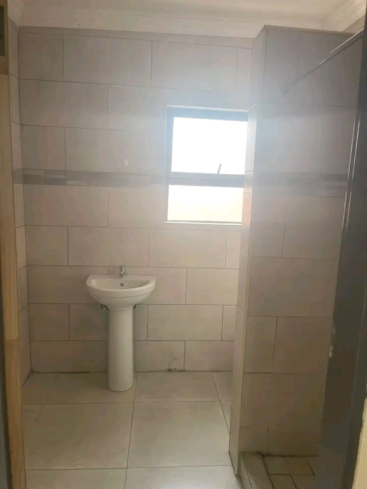 Bachelor room available in ext 36.

bachelo  in Olivenhoutbosch