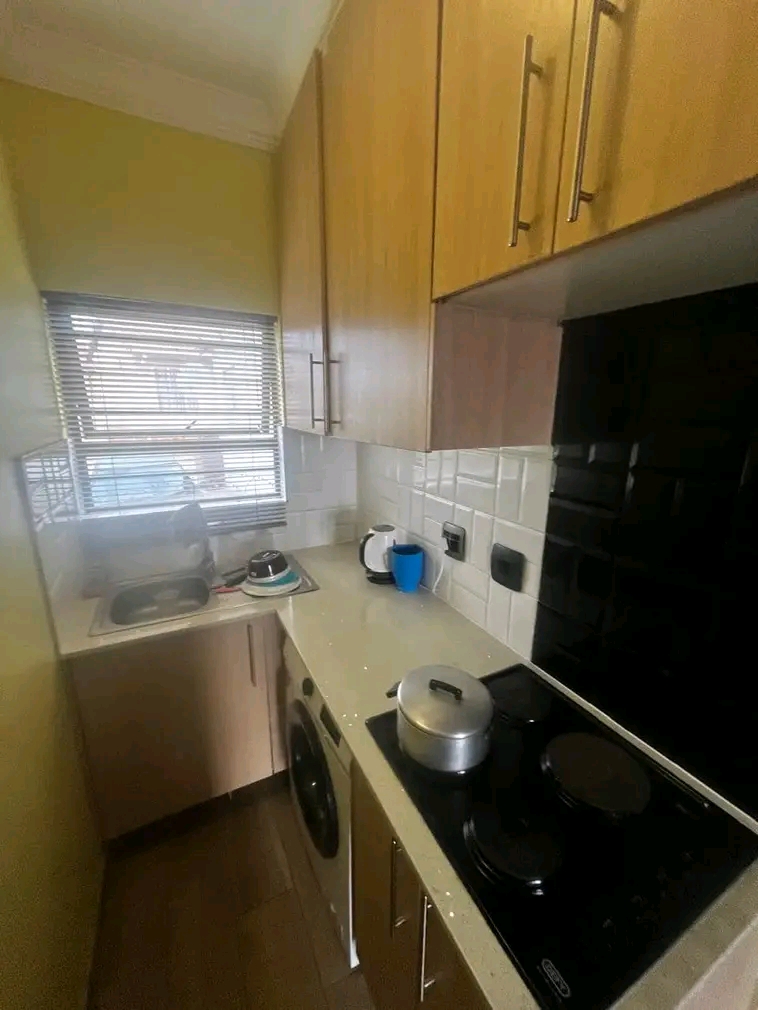 Bachelor available in ext 10
rent r4400
com  in Cosmo City