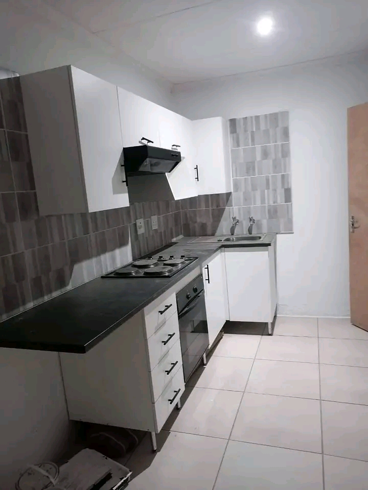 Greetings bachelor s rooms available for mont  in Clayville