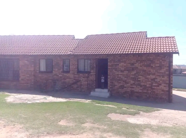 A spacious 3 bedroom 2 bath house in ext 4 �  in Norkem Park