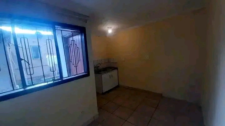 A tiny room to rent in ext 2
ideal for a stu  in Ebony Park