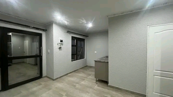 House and rooms situated house r5000 rooms r2  in Naledi