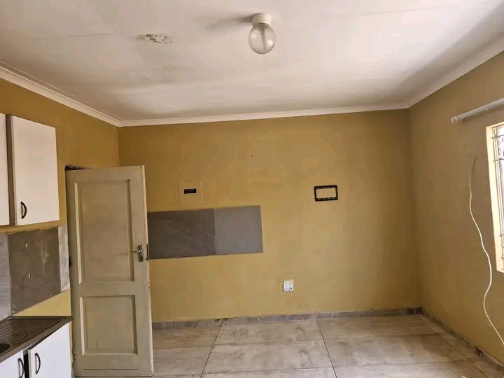 I have beautiful bachelor room available at e  in Cosmo City