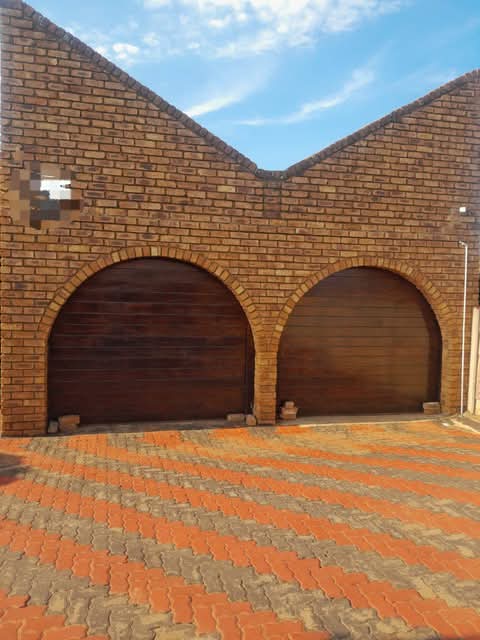 Spacious family home for rent
features:
- 3  in Vosloorus