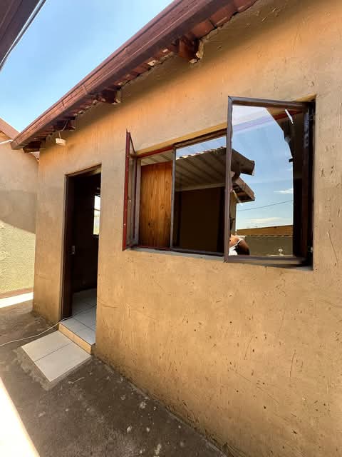 R1500. spacious room available in protea city  in Protea Glen