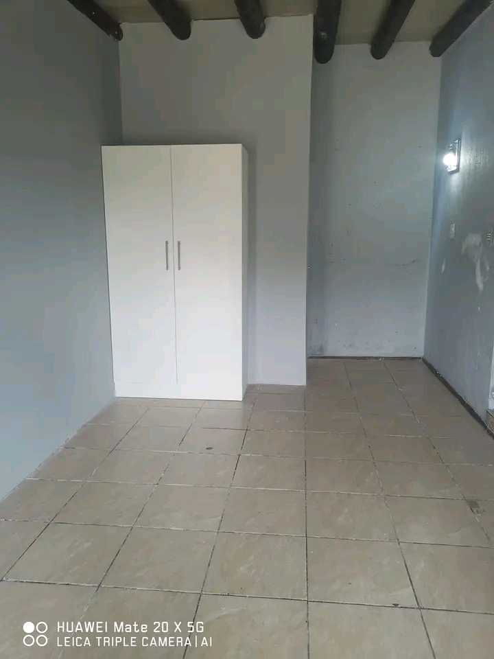 Outside room available 

rent is r2950 depo  in Cosmo City