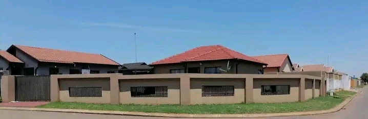 2 bedroomed house available to rent
fitted k  in Dawn Park