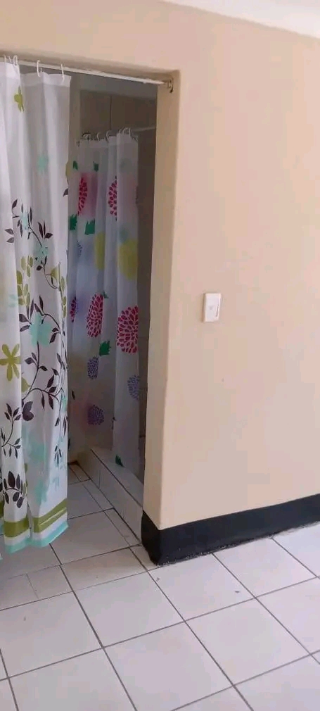 Self contained unit in la rochelle jhb south.  in La Rochelle
