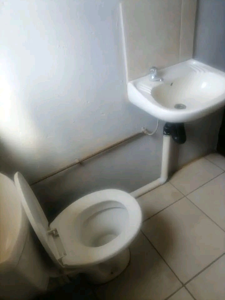 House available...rent 3500 deposit half pric  in Lufhereng