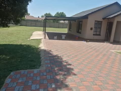 Rental price r5800 plus deposit
fitted kitch  in Dawn Park