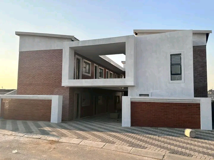 Newly build block flat 15 rooms available to   in Tembisa