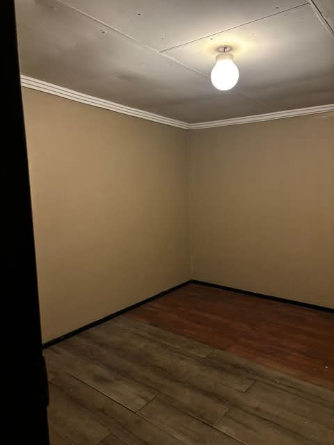 2 room available immediately.! 
key details   in Ivory Park