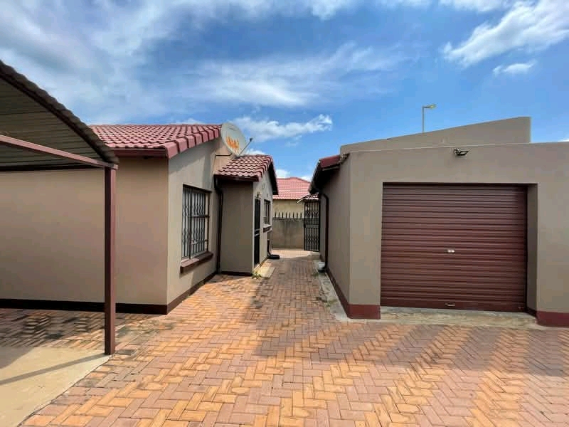 House in gardens
available immediately 
ren  in Leondale
