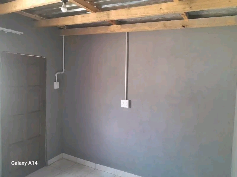 Room to rent available at ext 21 marikana, el  in Nellmaphius