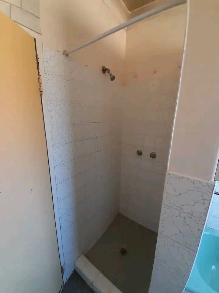 House to rent 
rent r7000(excl water)
depos  in Leondale