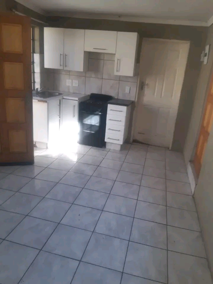 Cottage to rent, at no 76 bouquet street joha  in Rosettenville