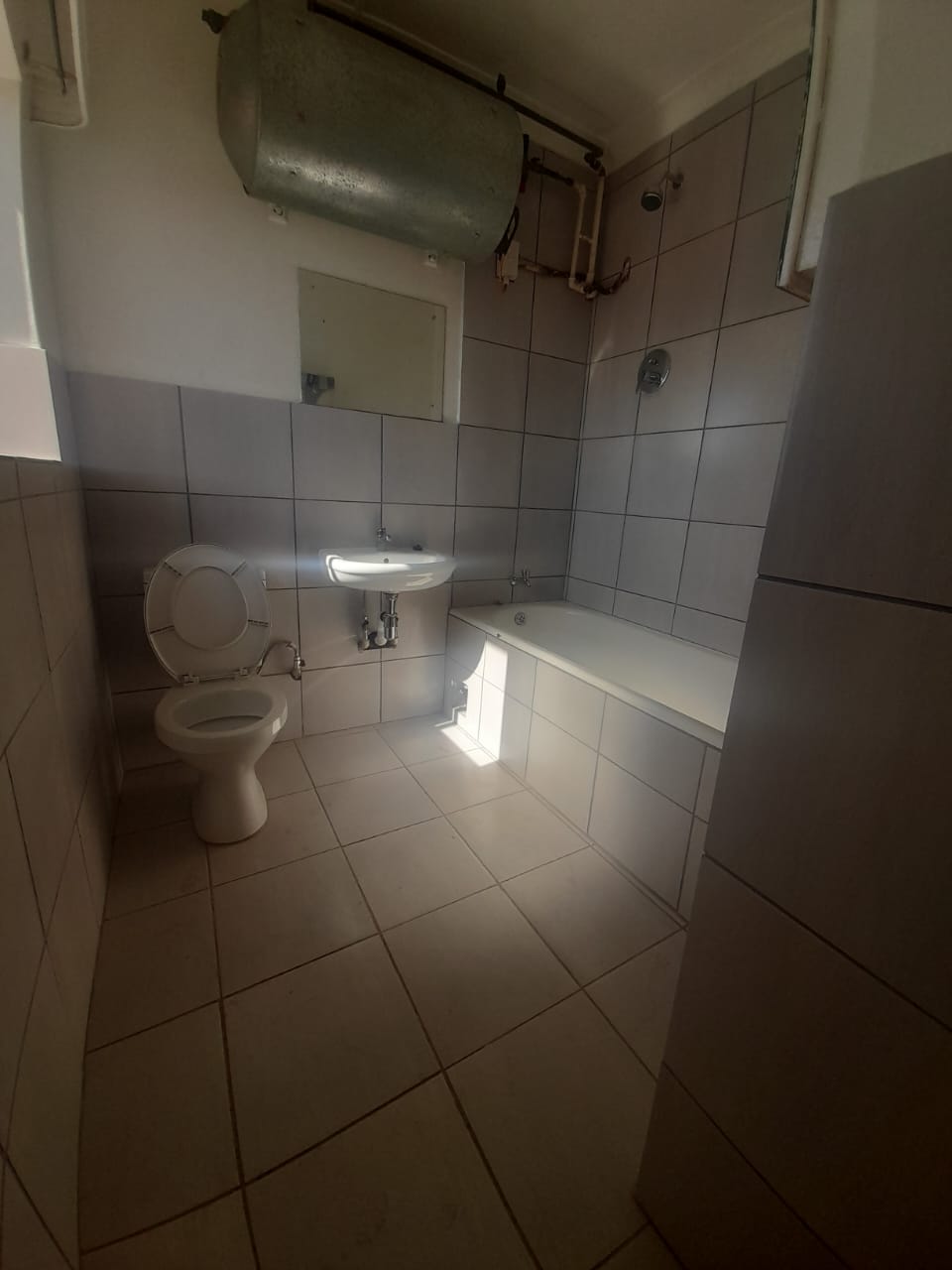  large 2 bedroom apartments available a walk   in Primrose
