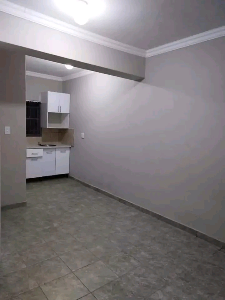 Bachelor available for rent 🏠 ext 36, 2 mi  in Olievenhoutbosch