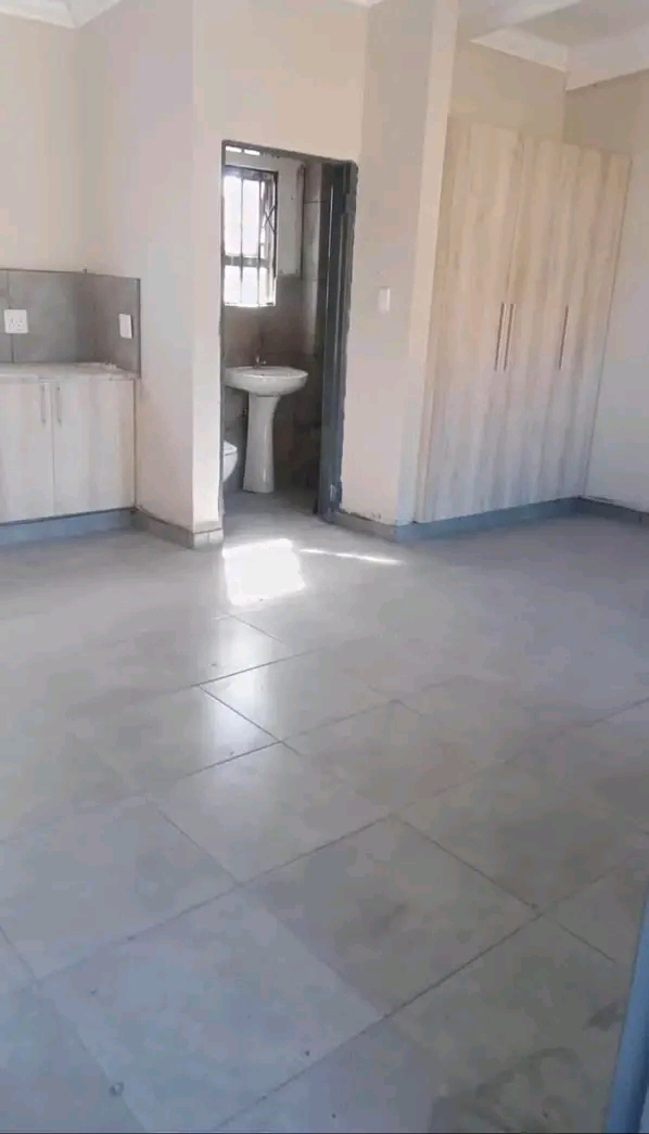 Bachelor units to rent 
 fitted as standard:  in Dawn Park