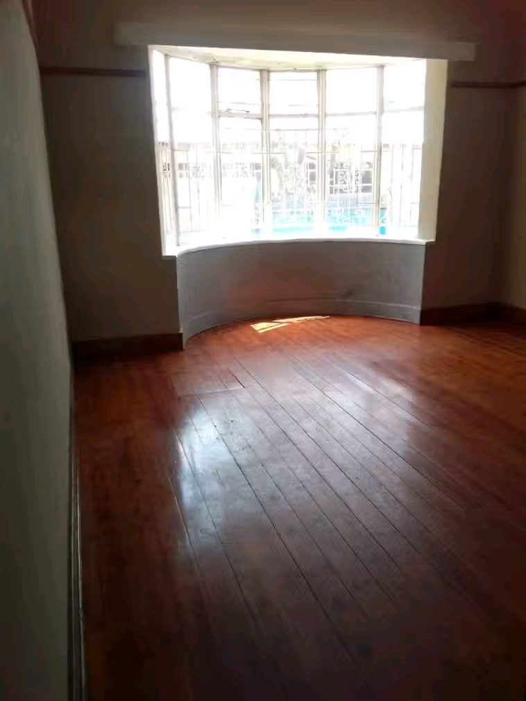 Available to rent now.
3bedrooms with 2 toil  in Kensington