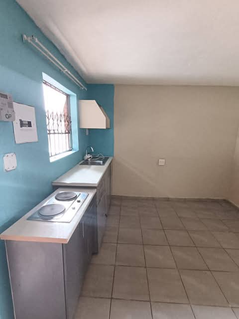 1 spacious bedroom bachelor with fitted kitch  in Birch Acres