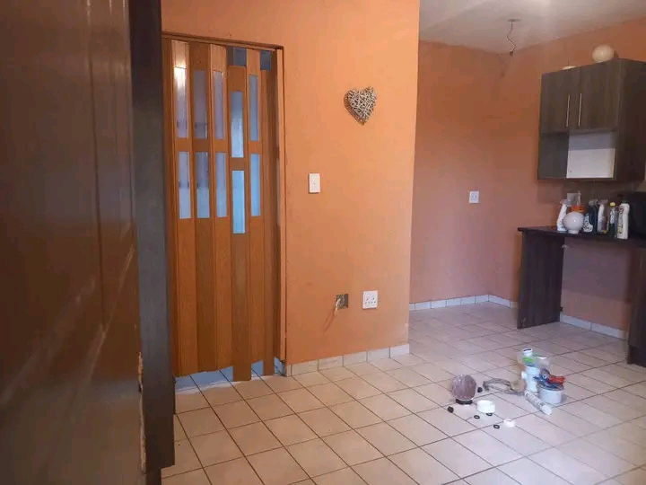 A spacious bachelor pad in ext 6 is available  in Cosmo City