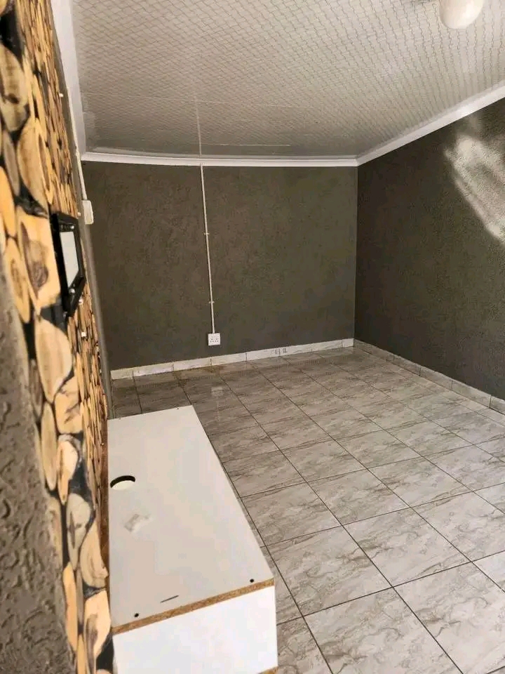 Bachelor to rent in west for r3 500 it has sh  in Mamelodi
