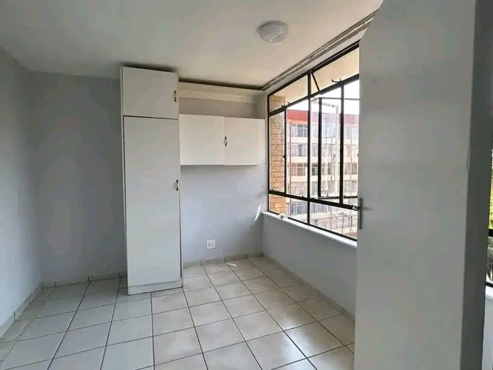 Rooms available in a renovated apartment in e  in Sunnyside