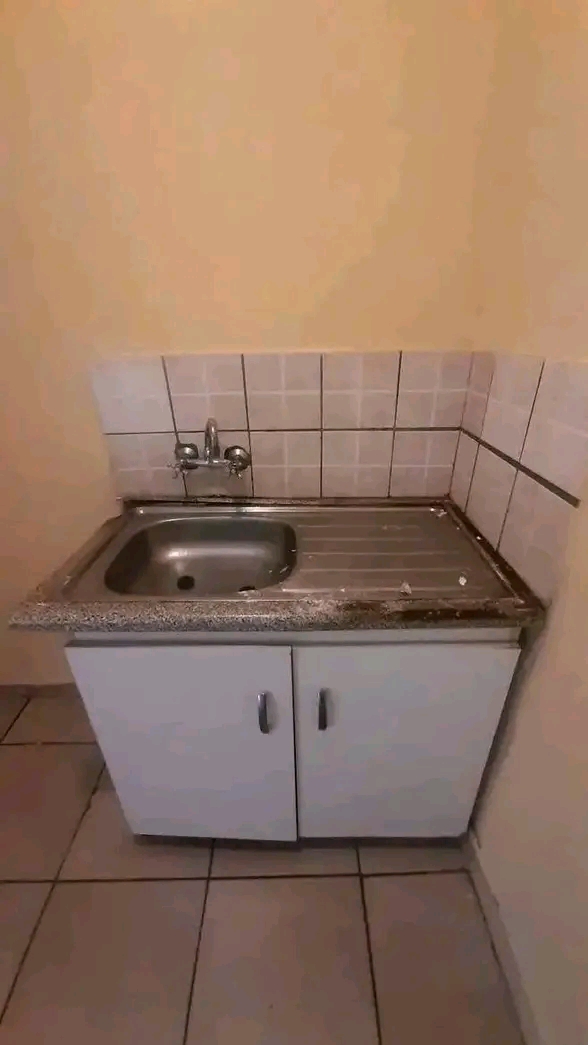 A tiny room to rent in ext 2
ideal for a stu  in Ebony Park