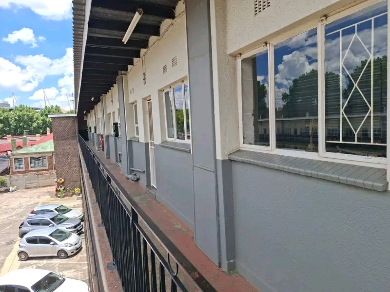 Jhb cbd 
vale court 
2nd floor newly renova  in Betrams