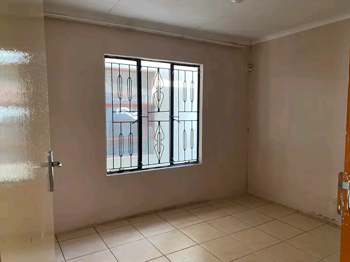 2 bedroom house available for rent, rent = r5  in Birch Acres