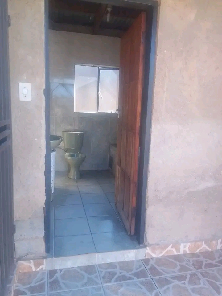 A 3 roomed house available in phomolong.

1  in Orlando West