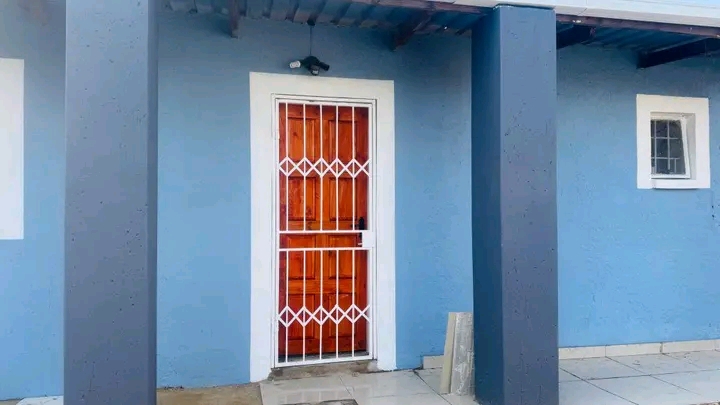 To let  please contact  0674421964, located n  in Kensington