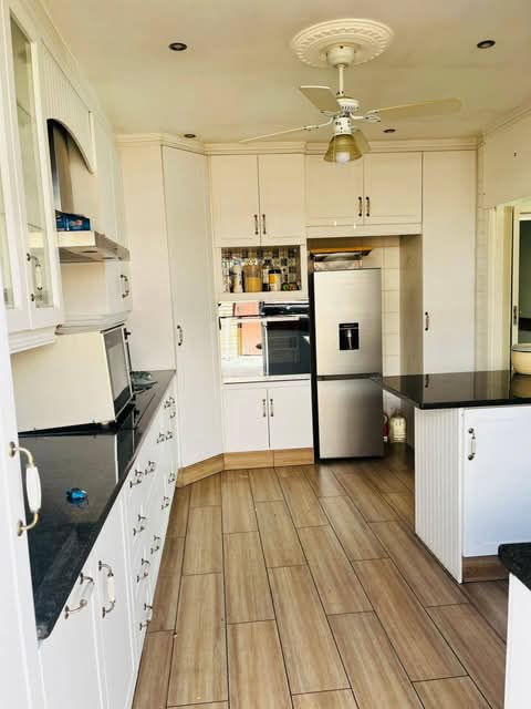 Beautiful 3 bedroom home to rent  comfortably  in Springs