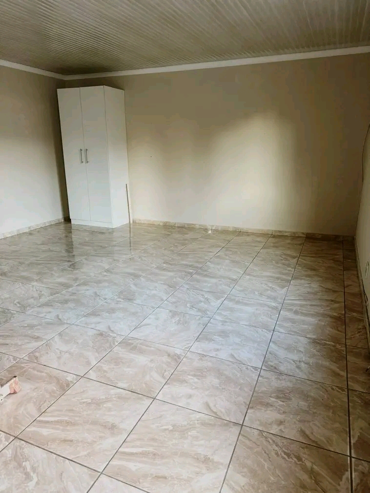 A big open plan bachelor to rent with small b  in Esther Park