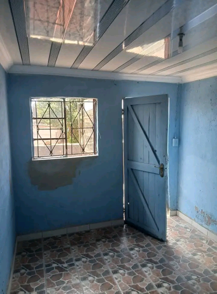 Room to rent available at sithame

-tiled a  in Tembisa