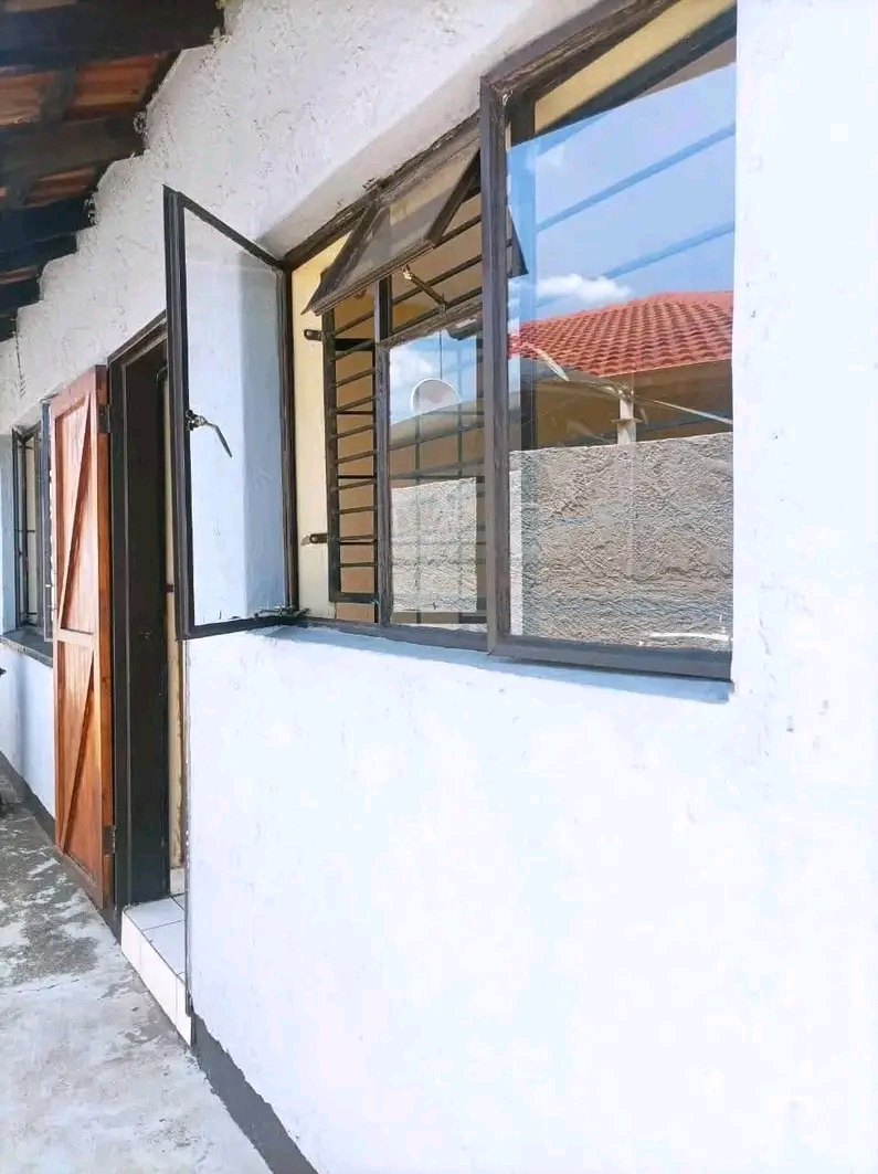 Big garage with shared shower available immed  in Pimville