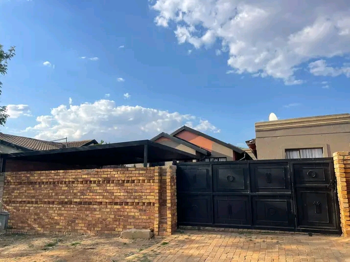 Ensuite available immediately in ext 26 south  in Naturena