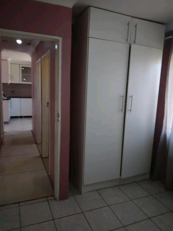 A 3 bedrooms house available right now for re  in Senaoane