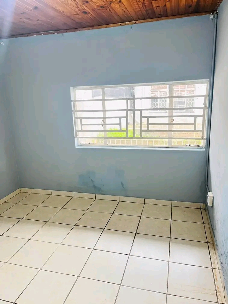 A very beautiful cottage available immediatel  in Kensington