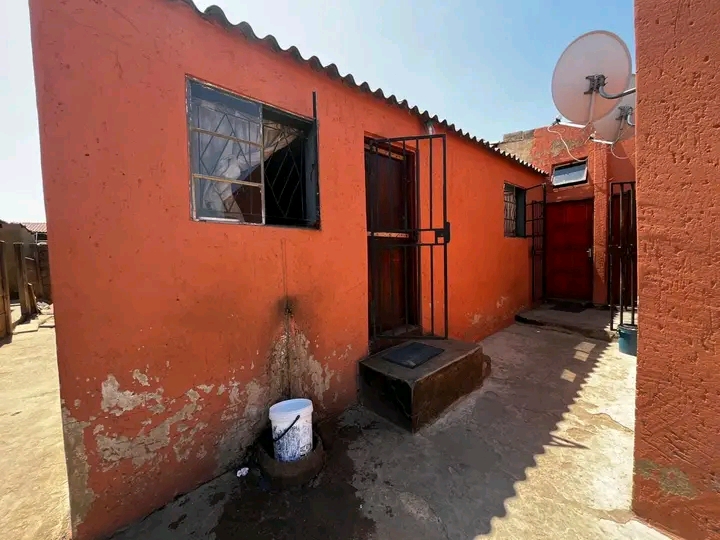 House for sale
this golden oldie 4 room hous  in Tembisa